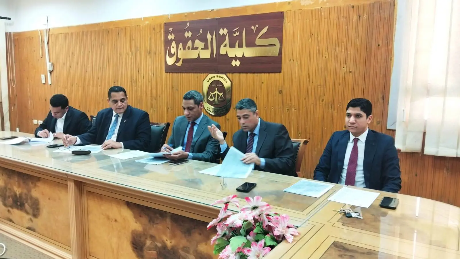 د. أحمد زكير يترأس السيمنار العلمي لمناقشة رسائل الدكتوراه بكلية الحقوق في قنا - 1000512138