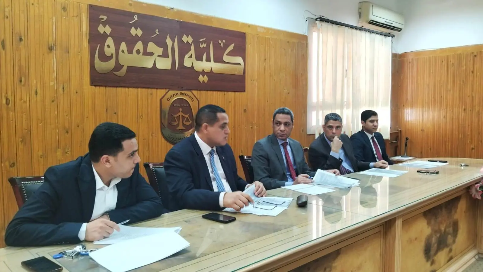 د. أحمد زكير يترأس السيمنار العلمي لمناقشة رسائل الدكتوراه بكلية الحقوق في قنا - 1000512144