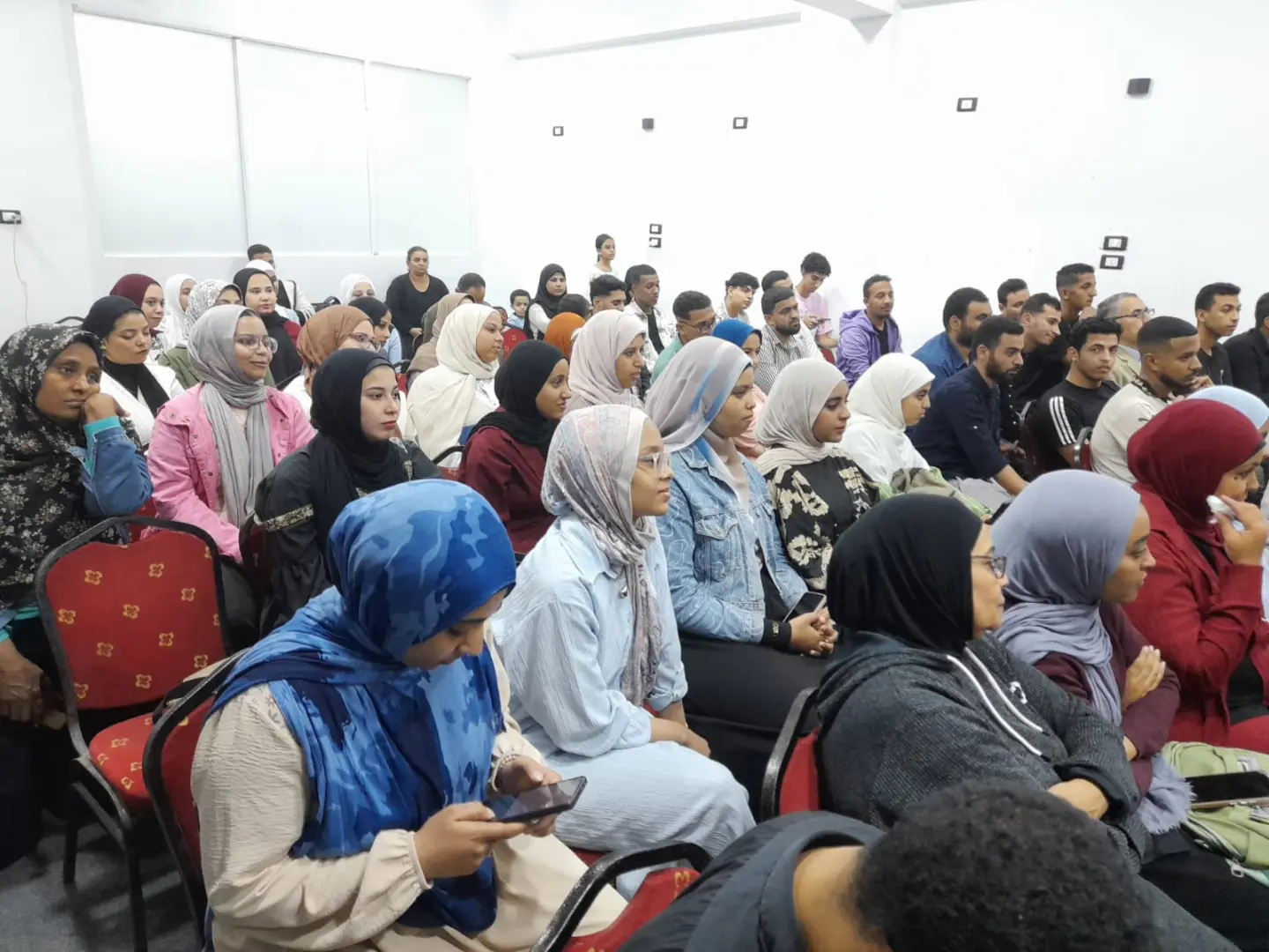 "لحظة فضفضة" مع سامح حسين في المهرجان الدولي لمسرح شباب الجنوب بقنا - 1000512527