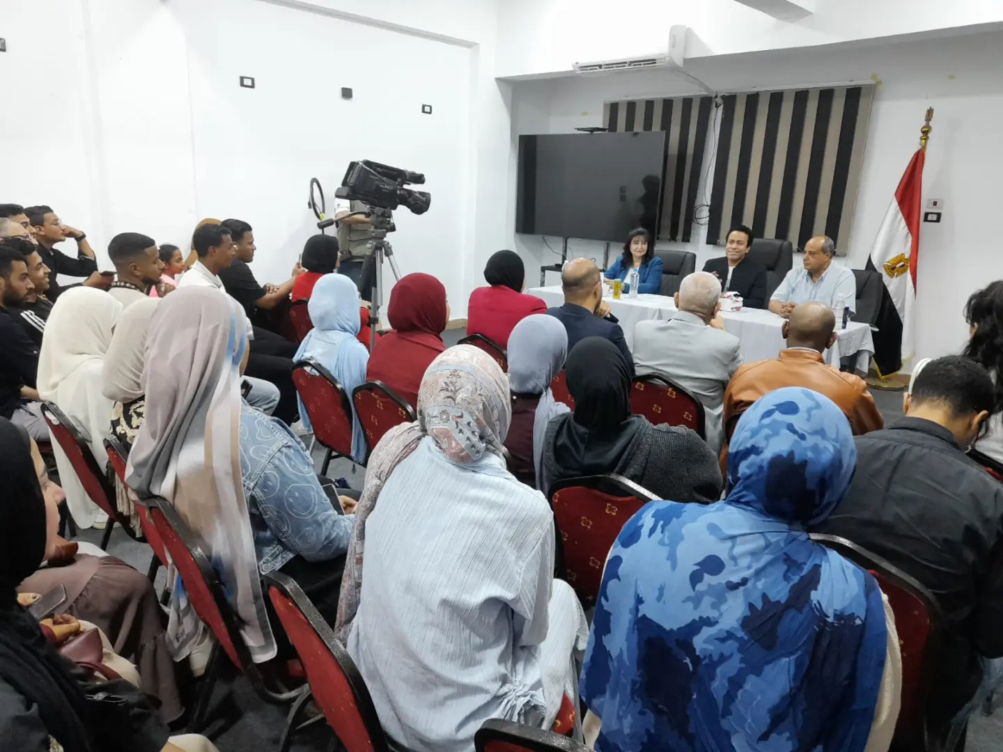 "لحظة فضفضة" مع سامح حسين في المهرجان الدولي لمسرح شباب الجنوب بقنا - 1000512530