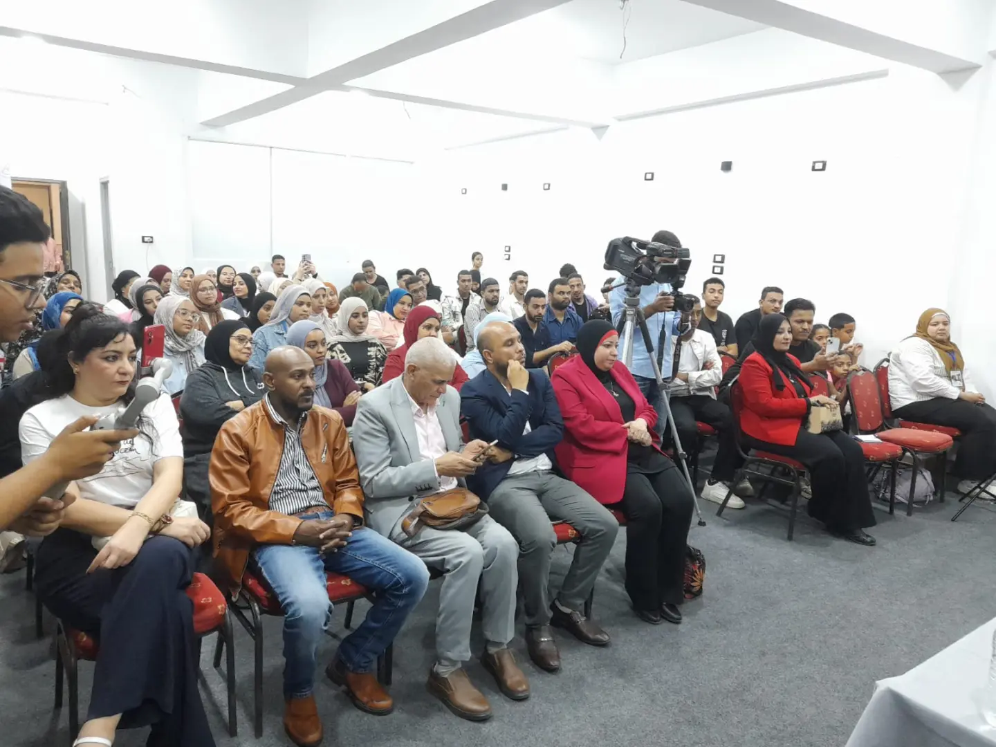 "لحظة فضفضة" مع سامح حسين في المهرجان الدولي لمسرح شباب الجنوب بقنا - 1000512534