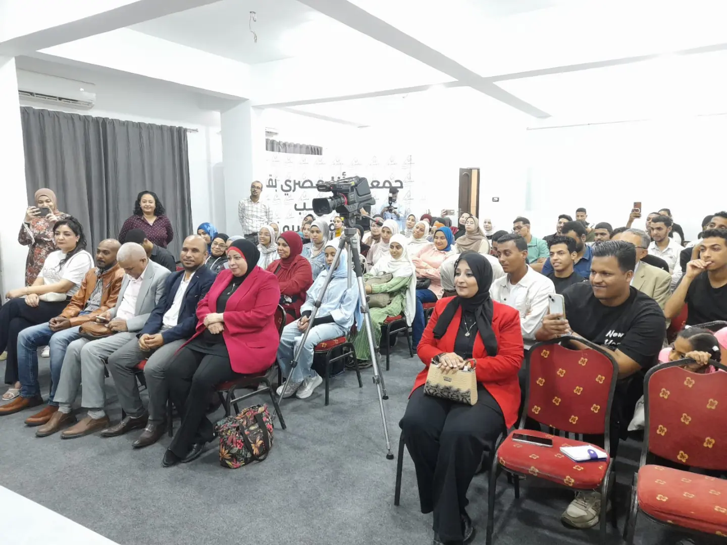 "لحظة فضفضة" مع سامح حسين في المهرجان الدولي لمسرح شباب الجنوب بقنا - 1000512537