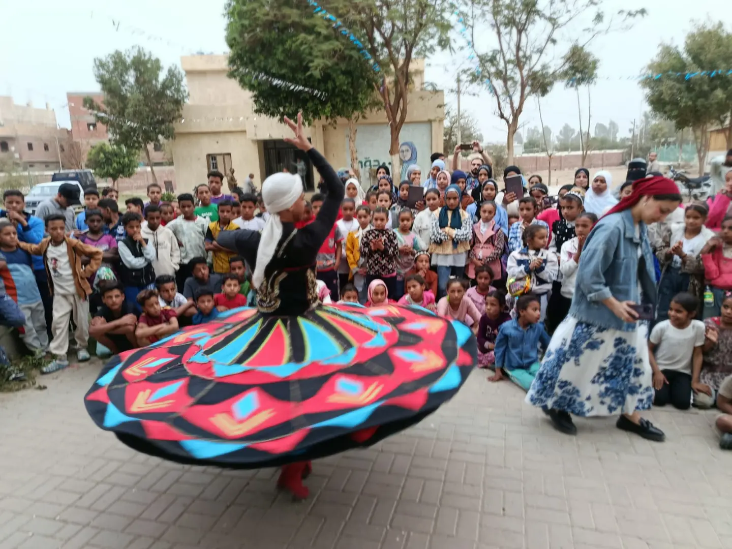 زخم كبير لفعاليات مهرجان مسرح الجنوب يجذب جمهور قرى قنا