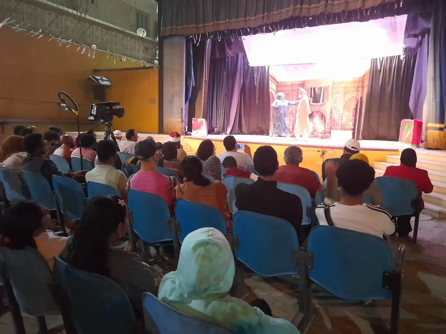 زخم كبير لفعاليات مهرجان مسرح الجنوب يجذب جمهور قرى قنا - 1000513988