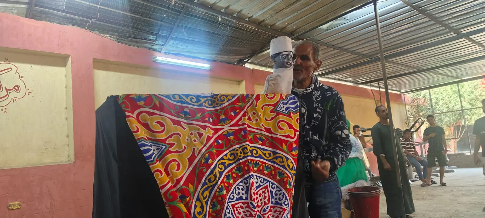 عروض الأراجوز و"المهرج" تجذب الأطفال في فعاليات مهرجان مسرح شباب الجنوب بقنا - 1000516192