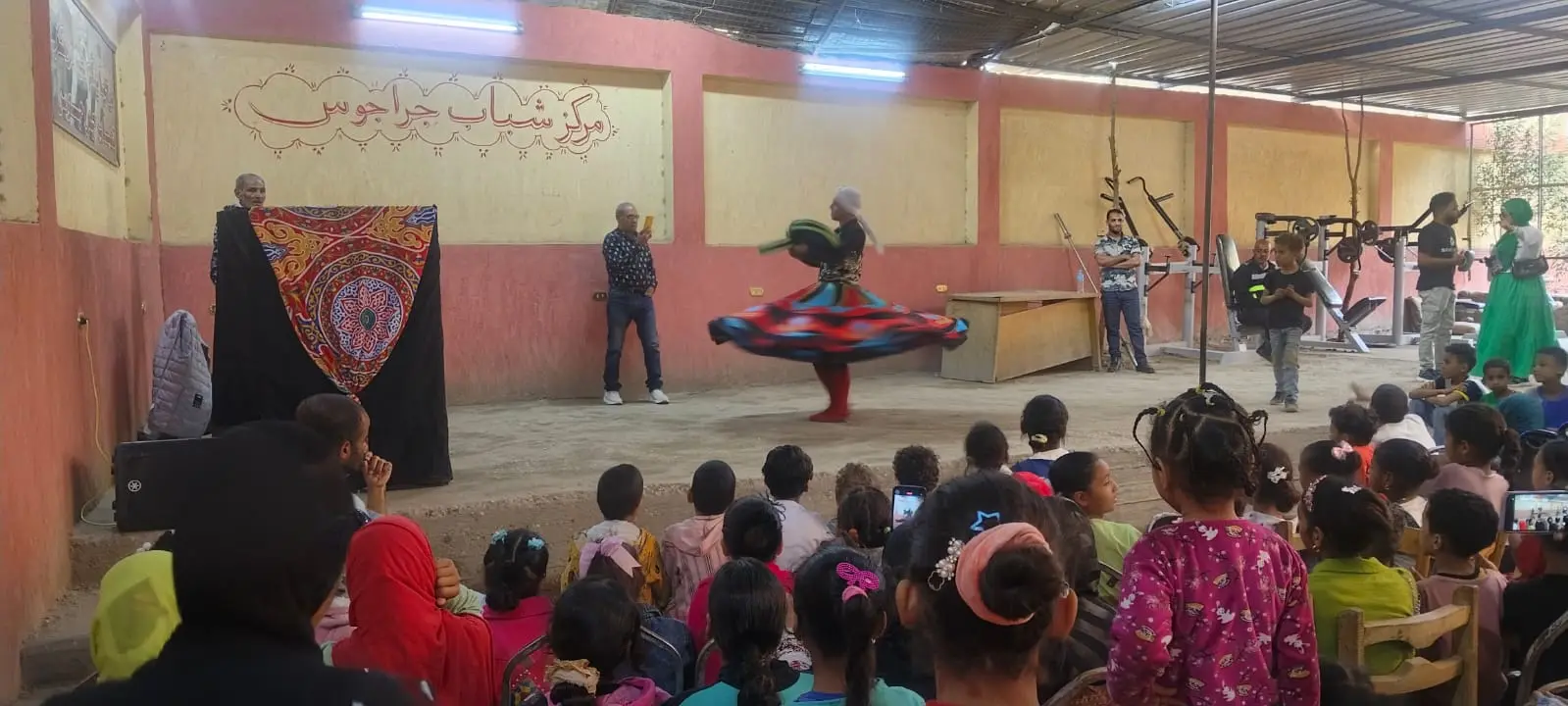 عروض الأراجوز و"المهرج" تجذب الأطفال في فعاليات مهرجان مسرح شباب الجنوب بقنا