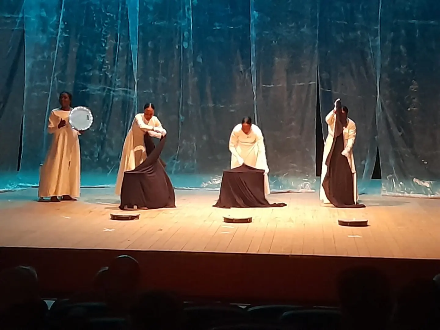 "أناكوندا" و"نون الفجوة" يواصلان عروض مهرجان مسرح شباب الجنوب بقنا - 1000516304
