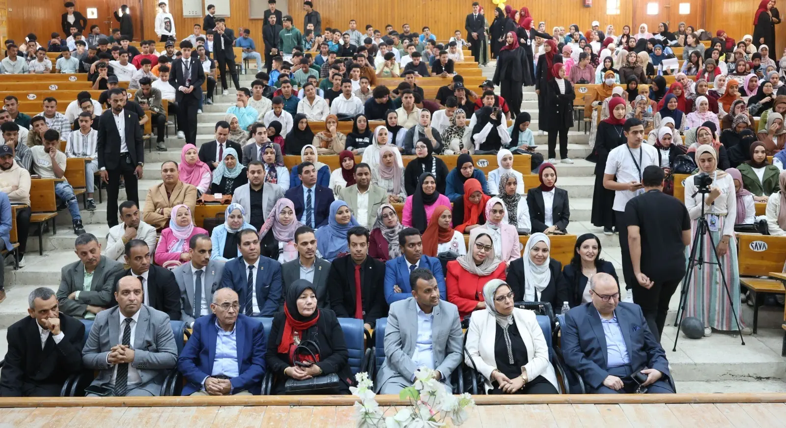 انطلاق فعاليات المؤتمر الطلابي الأول لكلية الآداب بجامعة قنا - 1000521947