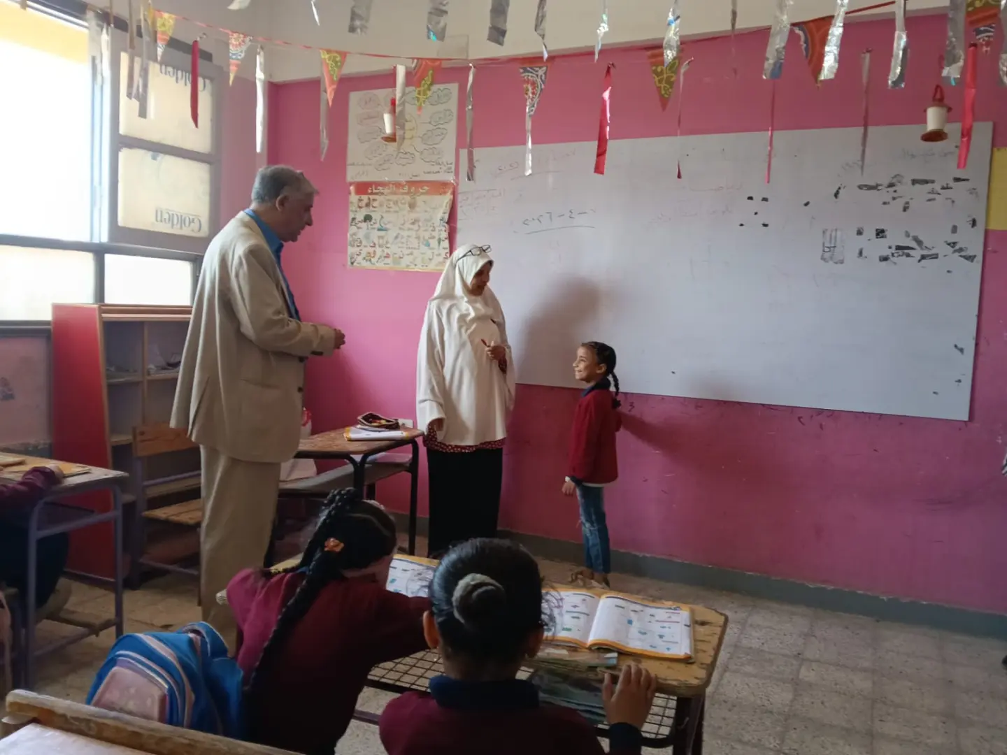 جولة مفاجئة لوكيل تعليم قنا لمتابعة انتظام الدراسة وتفعيل برامج القرائية - 1000522606