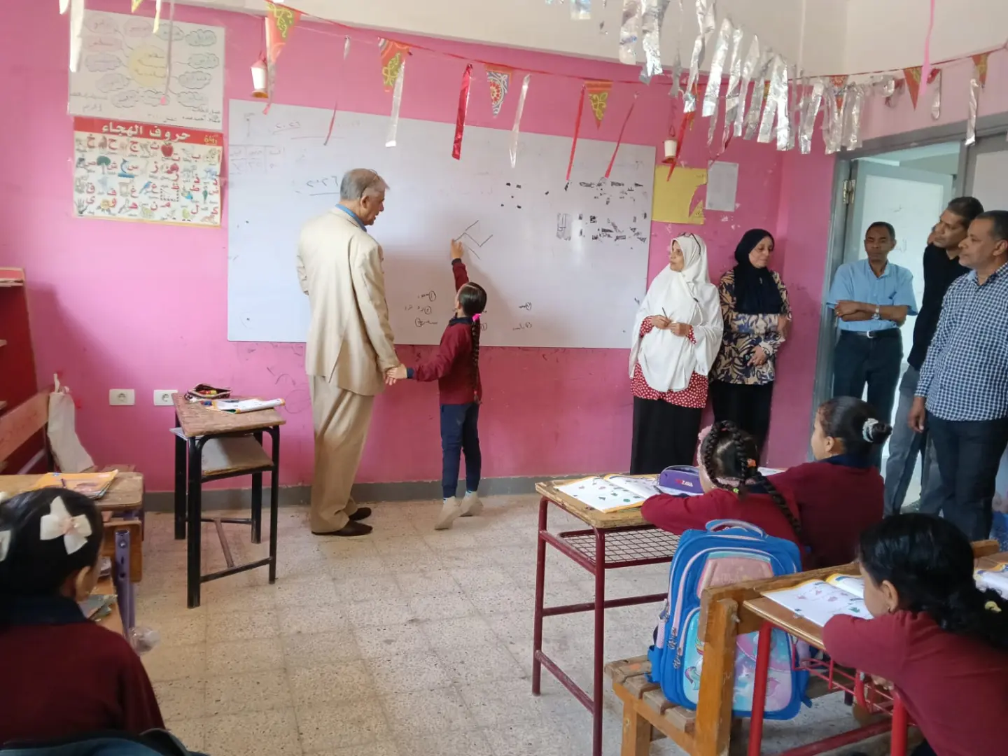 جولة مفاجئة لوكيل تعليم قنا لمتابعة انتظام الدراسة وتفعيل برامج القرائية - 1000522609