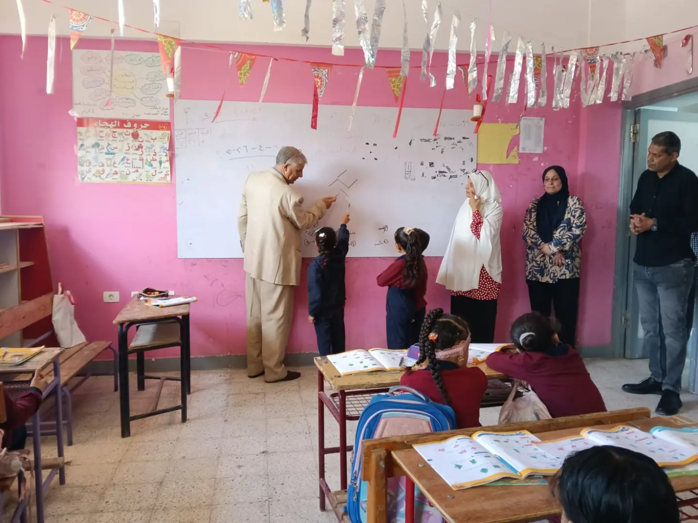 جولة مفاجئة لوكيل تعليم قنا لمتابعة انتظام الدراسة وتفعيل برامج القرائية - 1000522612