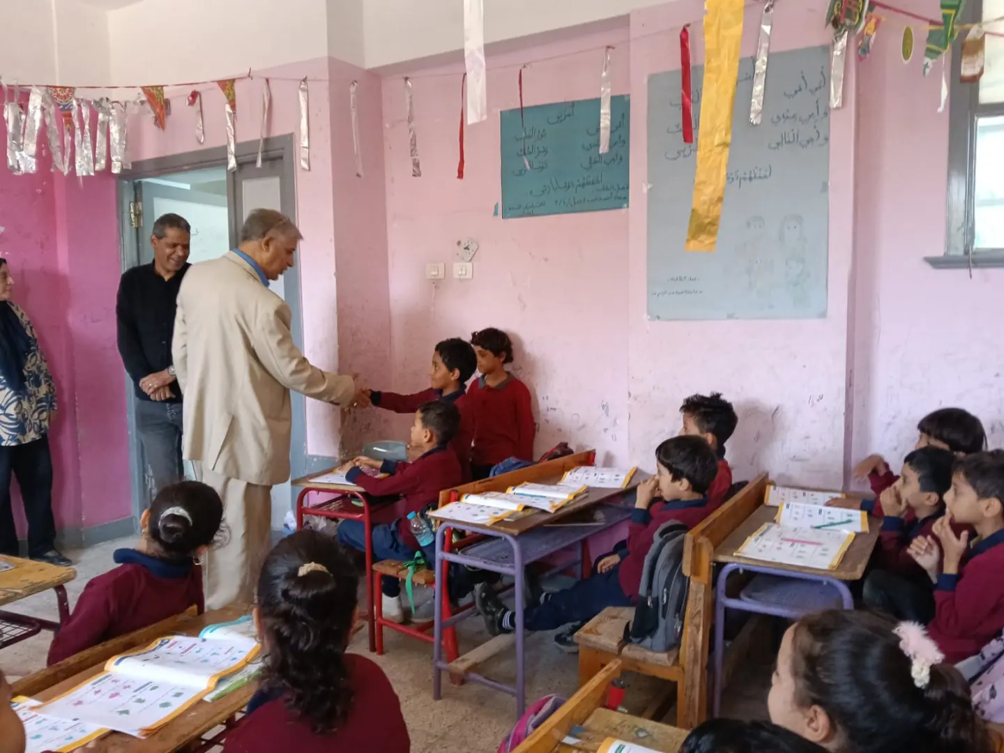 جولة مفاجئة لوكيل تعليم قنا لمتابعة انتظام الدراسة وتفعيل برامج القرائية - 1000522613