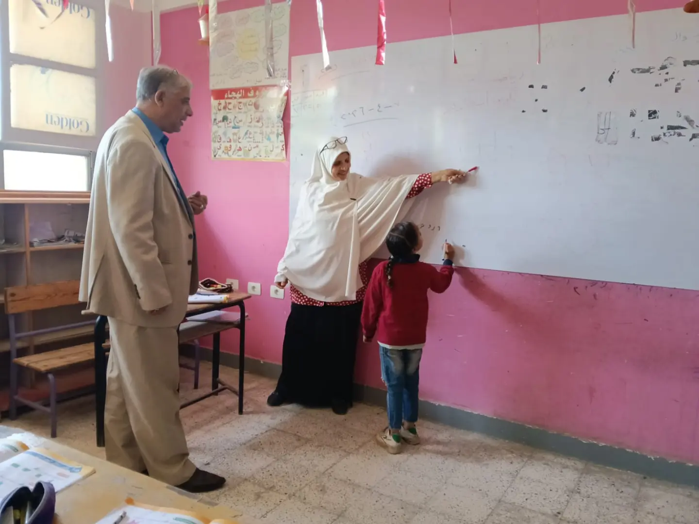 جولة مفاجئة لوكيل تعليم قنا لمتابعة انتظام الدراسة وتفعيل برامج القرائية - 1000522614