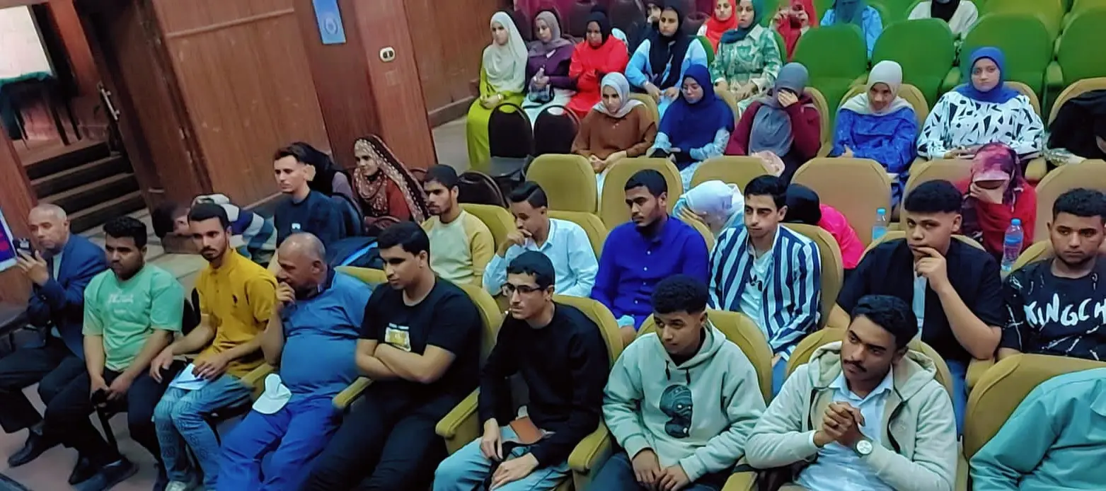 مجمع إعلام قنا يناقش تأثير مواقع التواصل الاجتماعي على القيم الأخلاقية - 1000522678