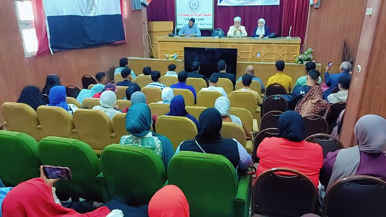 مجمع إعلام قنا يناقش تأثير مواقع التواصل الاجتماعي على القيم الأخلاقية - 1000522681