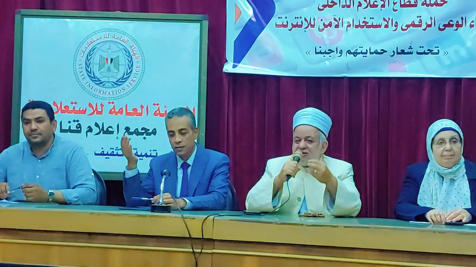 مجمع إعلام قنا يناقش تأثير مواقع التواصل الاجتماعي على القيم الأخلاقية - 1000522690