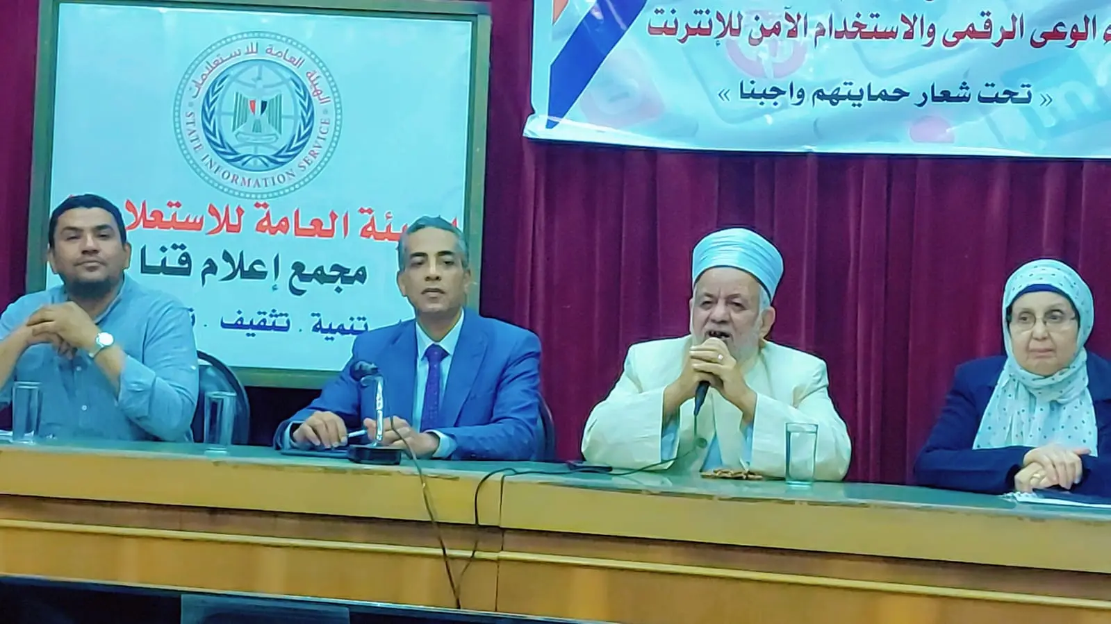 مجمع إعلام قنا يناقش تأثير مواقع التواصل الاجتماعي على القيم الأخلاقية - 1000522693