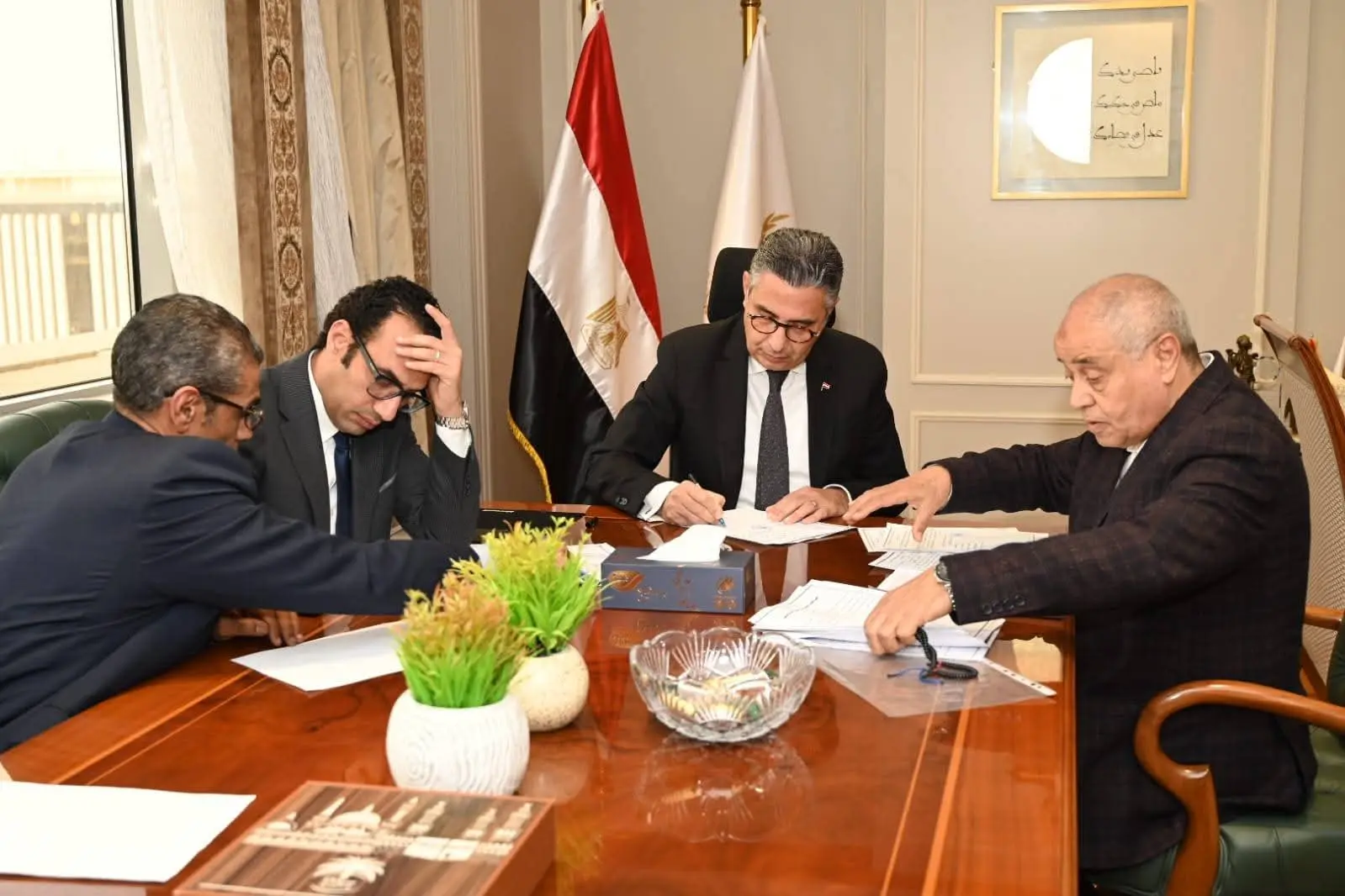 وزير التموين يلتقي أعضاء مجلسي النواب والشيوخ لبحث مطالب المواطنين وتعزيز التواصل السياسي - 1000522971
