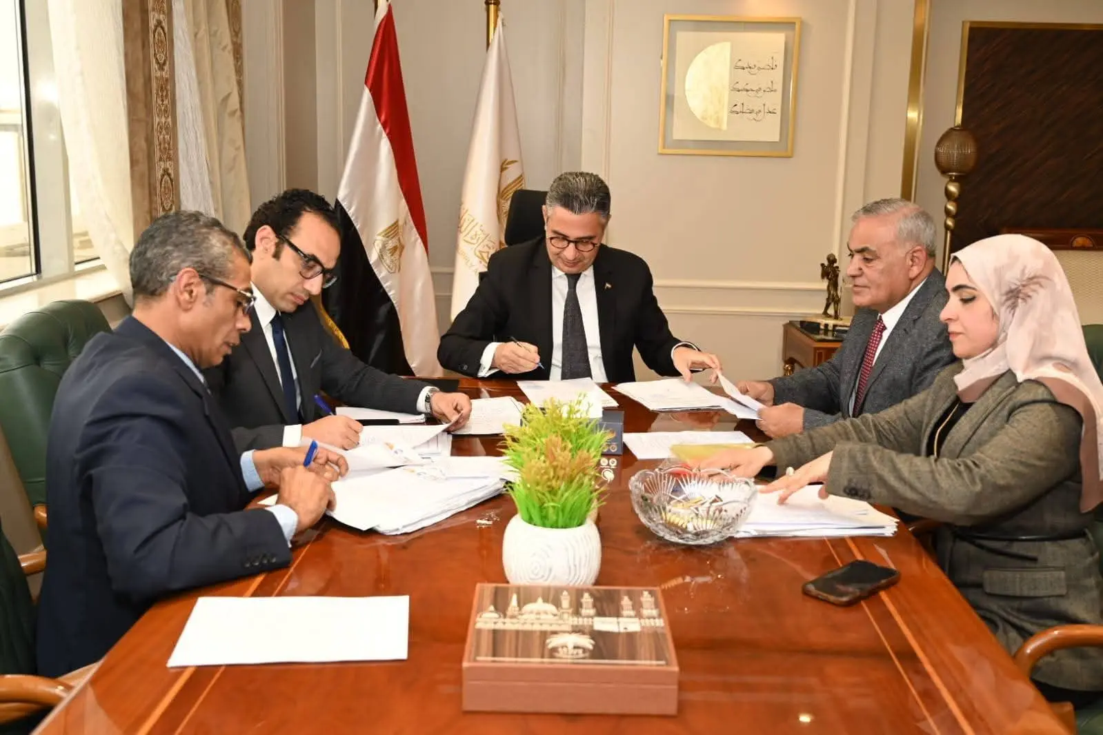 وزير التموين يلتقي أعضاء مجلسي النواب والشيوخ لبحث مطالب المواطنين وتعزيز التواصل السياسي - 1000522973