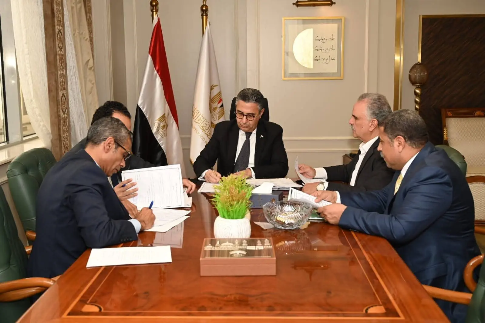 وزير التموين يلتقي أعضاء مجلسي النواب والشيوخ لبحث مطالب المواطنين وتعزيز التواصل السياسي - 1000522975