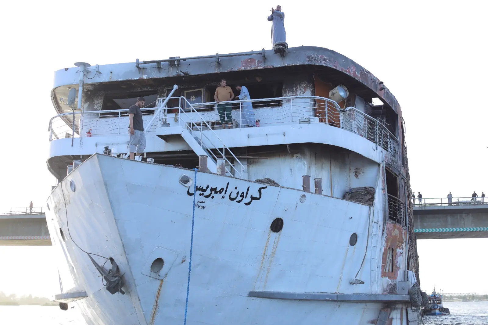 نجاح جهود تسيير باخرة علقت أسفل كوبري دندرة بقنا - 1000523193