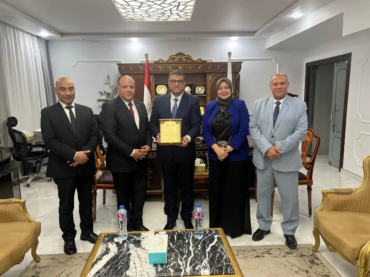 محافظ قنا يستقبل وفد مدارس النيل لبحث تعزيز سبل التعاون لدعم العملية التعليمية - 1000524282