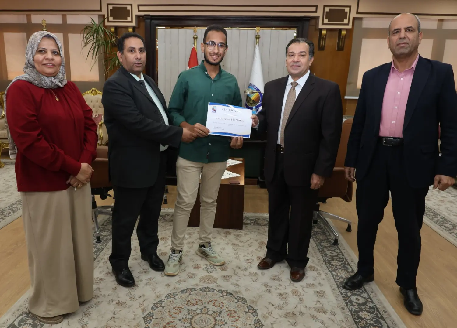 رئيس جامعة قنا يكرم طالبًا بكلية الزراعة لفوزه بجائزة "أورنج كورنرز" الدولية للابتكار الزراعي