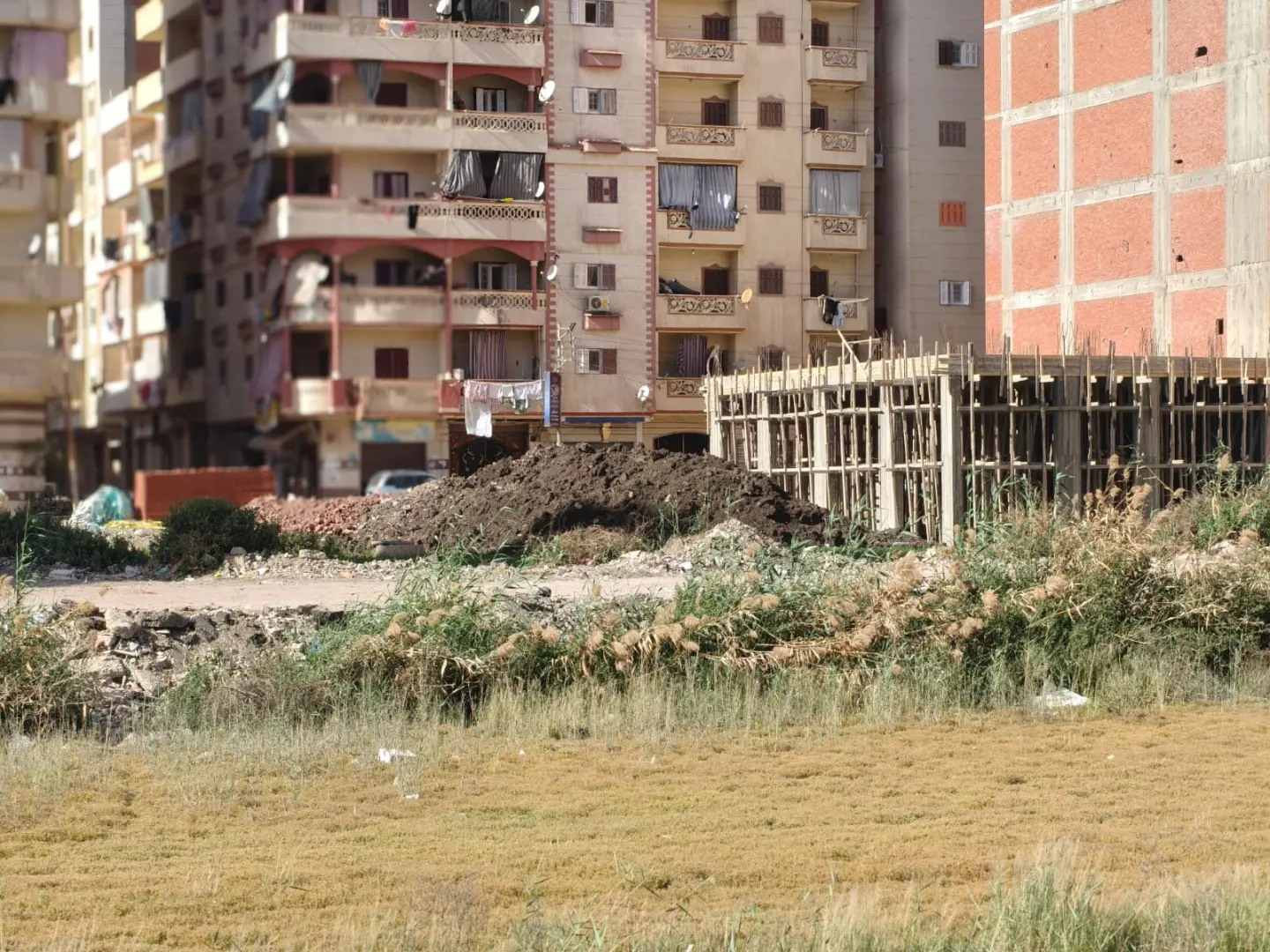 تصدعات العقارات الحديثة في دمنهور.. خلل إنشائي أم قصور رقابي؟ - 1000525824