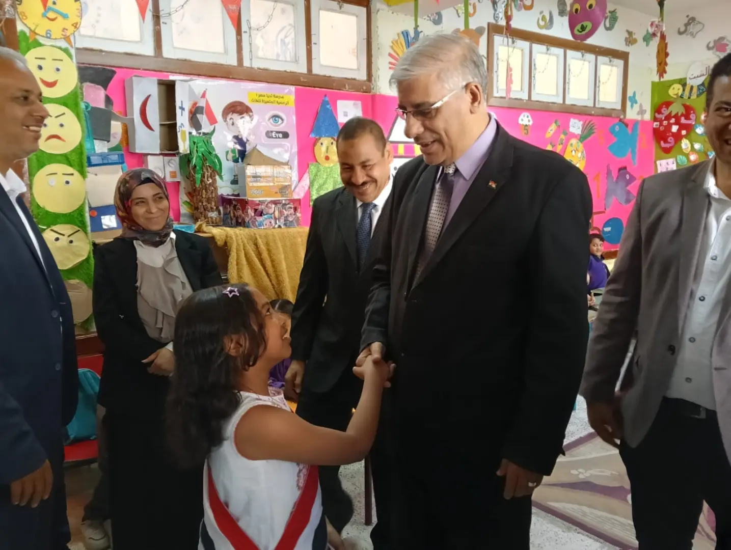 وكيل تعليم قنا يشهد ختام الأنشطة بمدرسة "تحيا مصر 1" - 1000527565