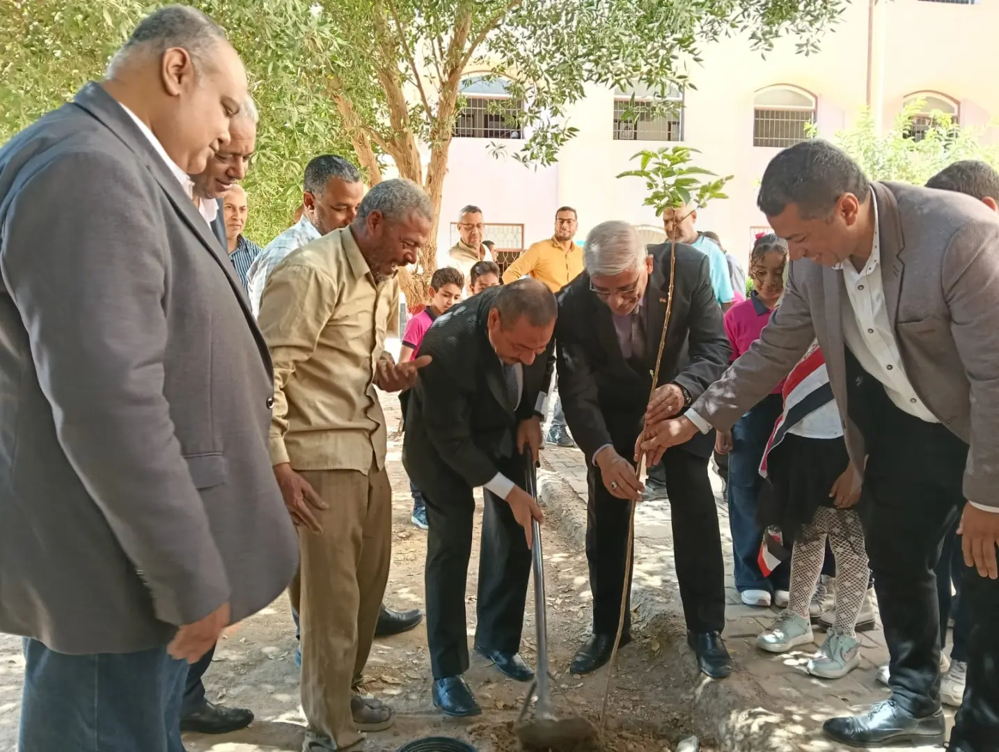 وكيل تعليم قنا يشهد ختام الأنشطة بمدرسة "تحيا مصر 1" - 1000527587