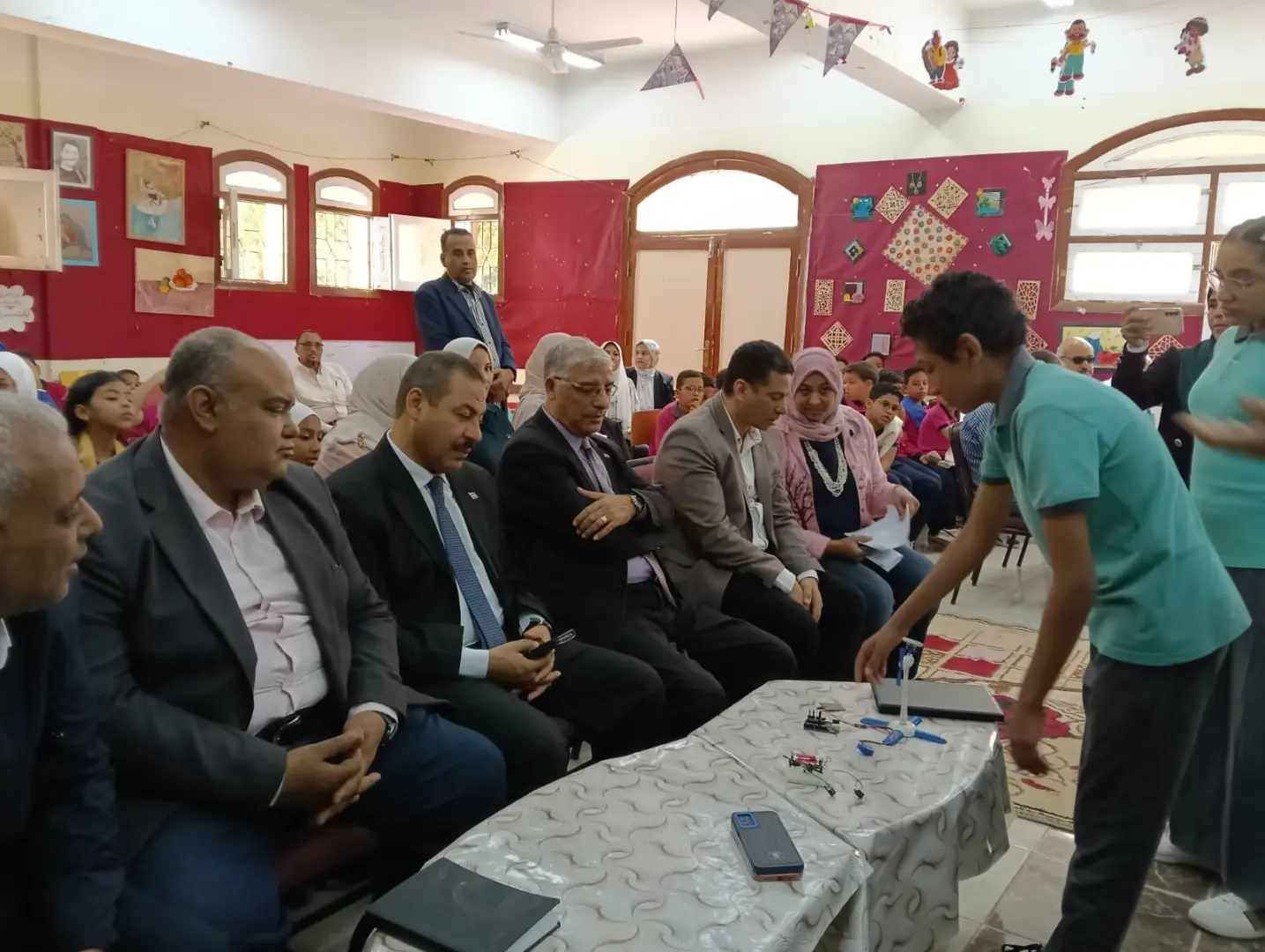 وكيل تعليم قنا يشهد ختام الأنشطة بمدرسة "تحيا مصر 1" - 1000527609