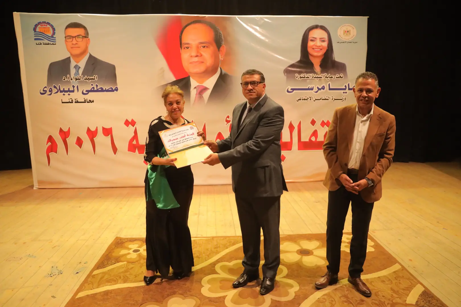 محافظ قنا يشهد حفل تكريم الأمهات المثاليات - 1000527979