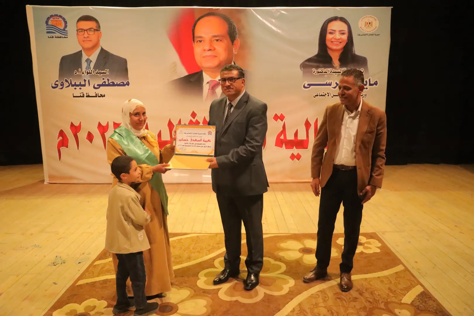 محافظ قنا يشهد حفل تكريم الأمهات المثاليات - 1000527993
