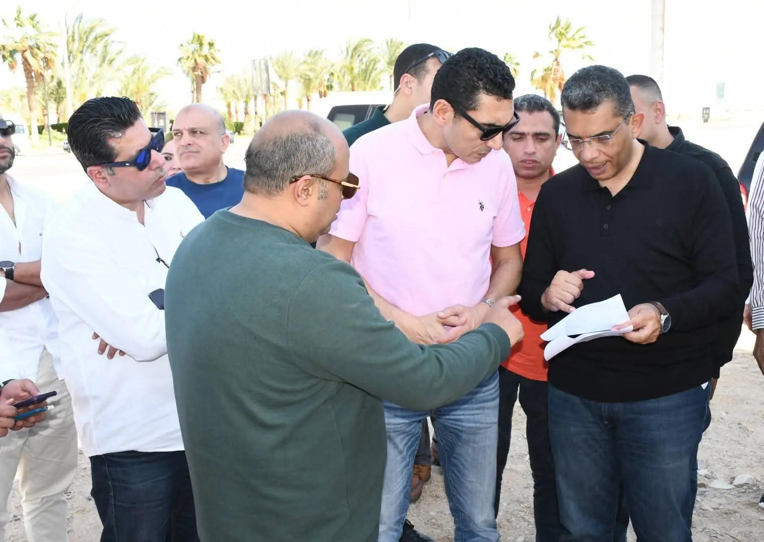 وزير الشباب والرياضة ومحافظ البحر الأحمر الموقع المخصص لإقامة القرية الأولمبية