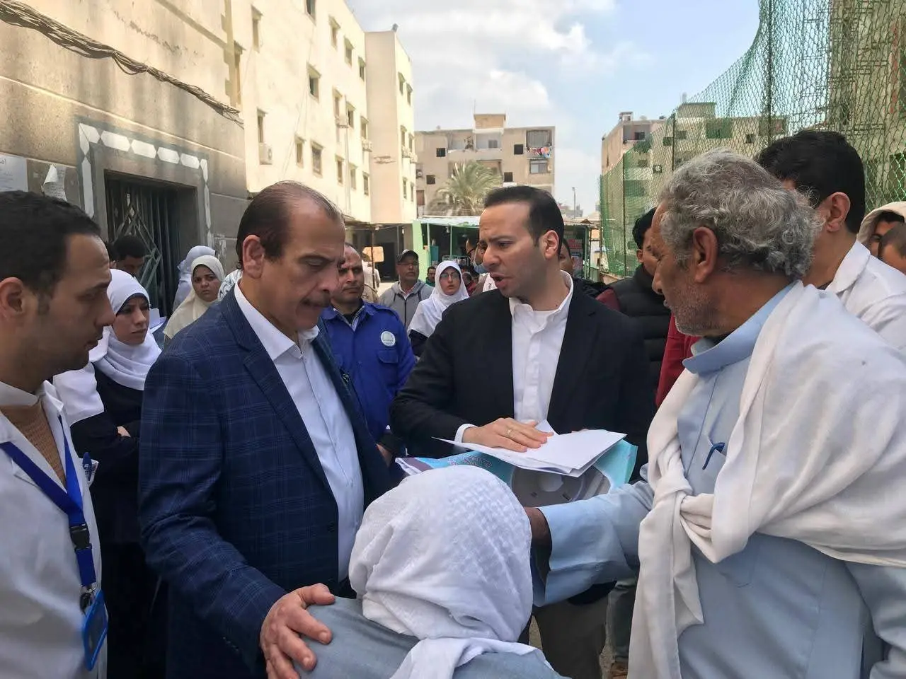 نائب وزير الصحة يتفقد المنشآت الطبية بالبحيرة ويوصي بصرف مكافآت للمتميزين