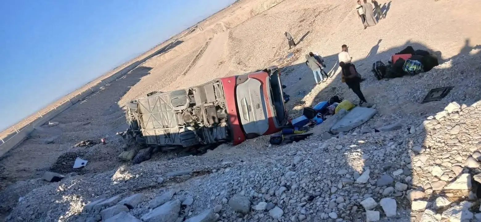 إصابة 38 سودانيًا في حادث انقلاب أتوبيس بطريق قنا – سوهاج
