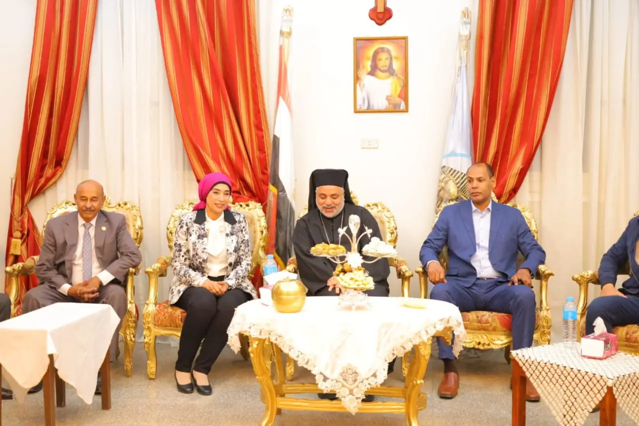 رئيس جامعة الأقصر تترأس وفدًا أكاديميا خلال زيارة الكنائس للتهنئة  بعيد القيامة المجيد - 1000531403