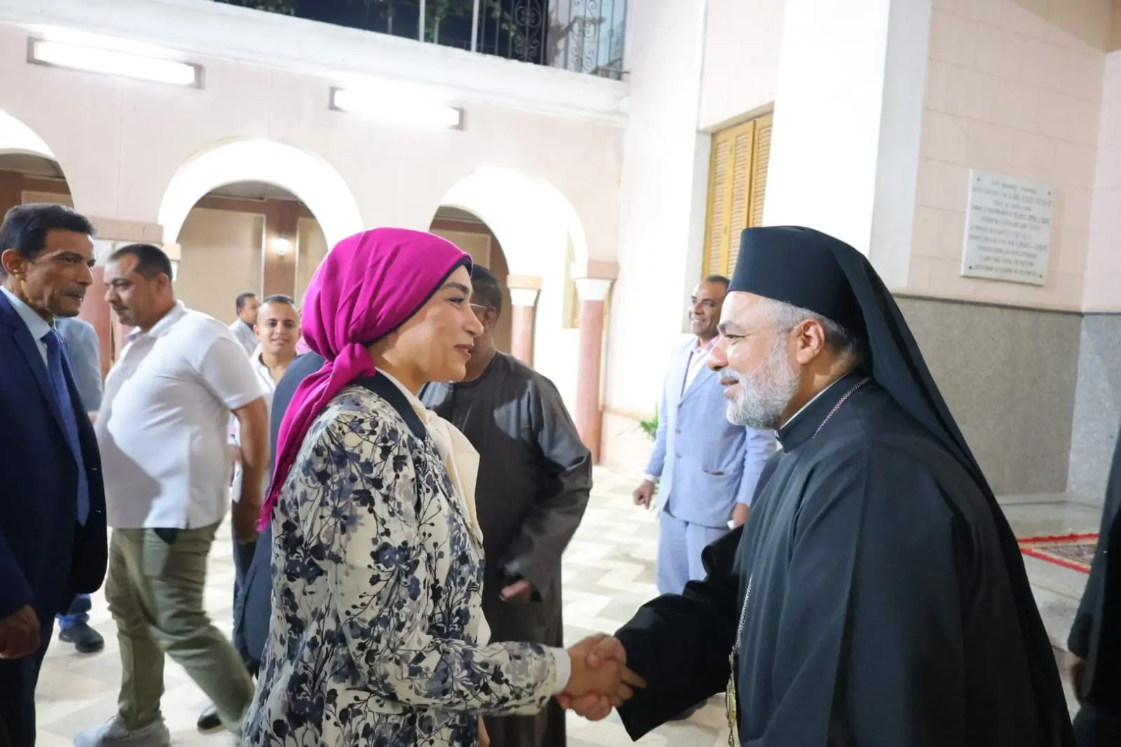 رئيس جامعة الأقصر تترأس وفدًا أكاديميا خلال زيارة الكنائس للتهنئة  بعيد القيامة المجيد - 1000531416