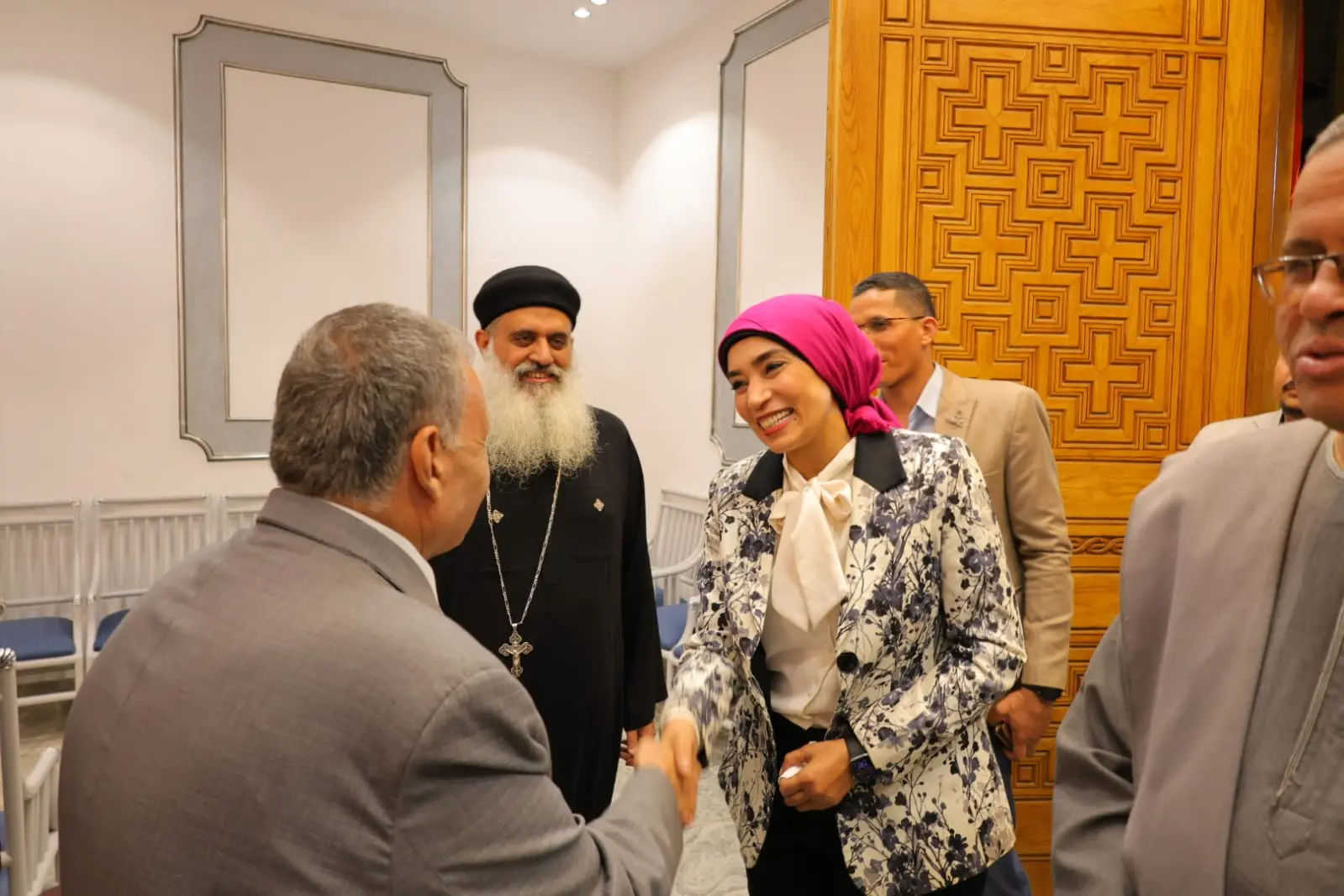 رئيس جامعة الأقصر تترأس وفدًا أكاديميا خلال زيارة الكنائس للتهنئة  بعيد القيامة المجيد - 1000531420