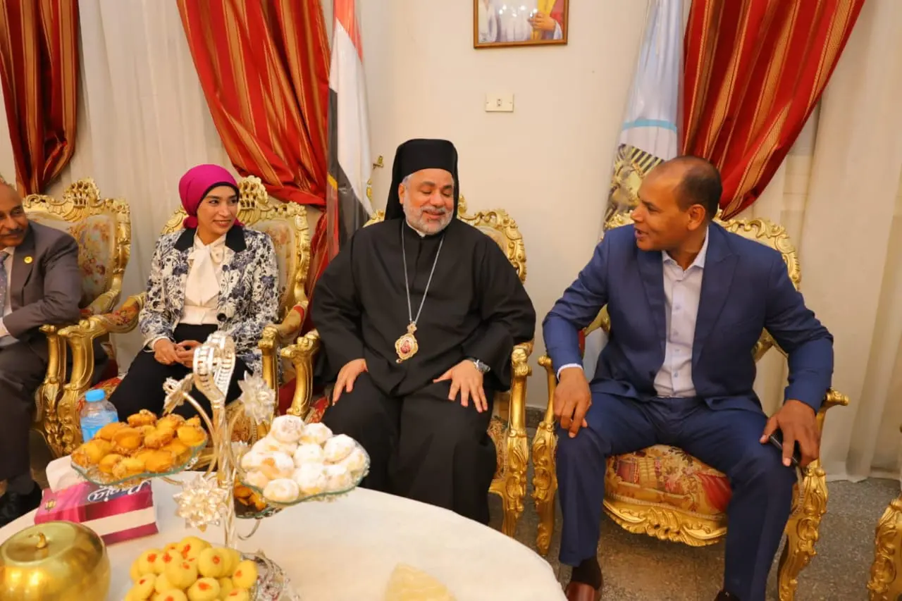 رئيس جامعة الأقصر تترأس وفدًا أكاديميا خلال زيارة الكنائس للتهنئة  بعيد القيامة المجيد - 1000531441