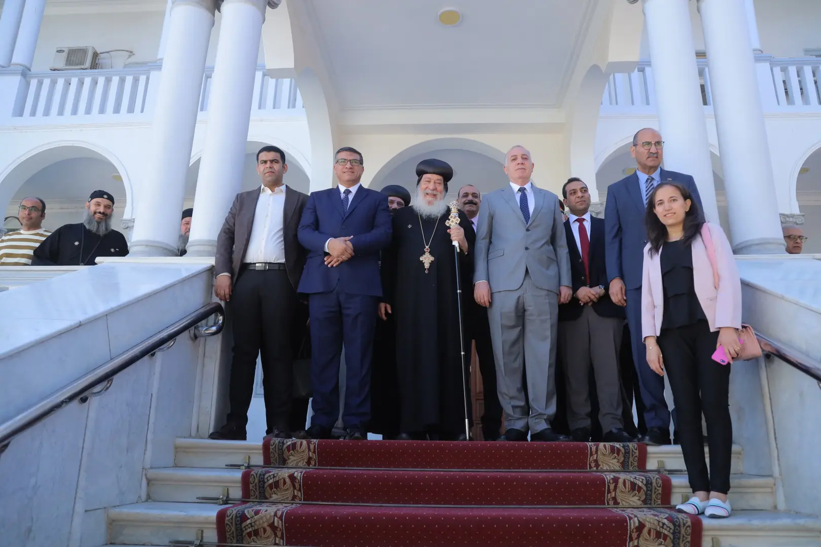 محافظ قنا ومدير الأمن يهنئان الأنبا شاروبيم بعيد القيامة بمطرانية قنا - 1000532318