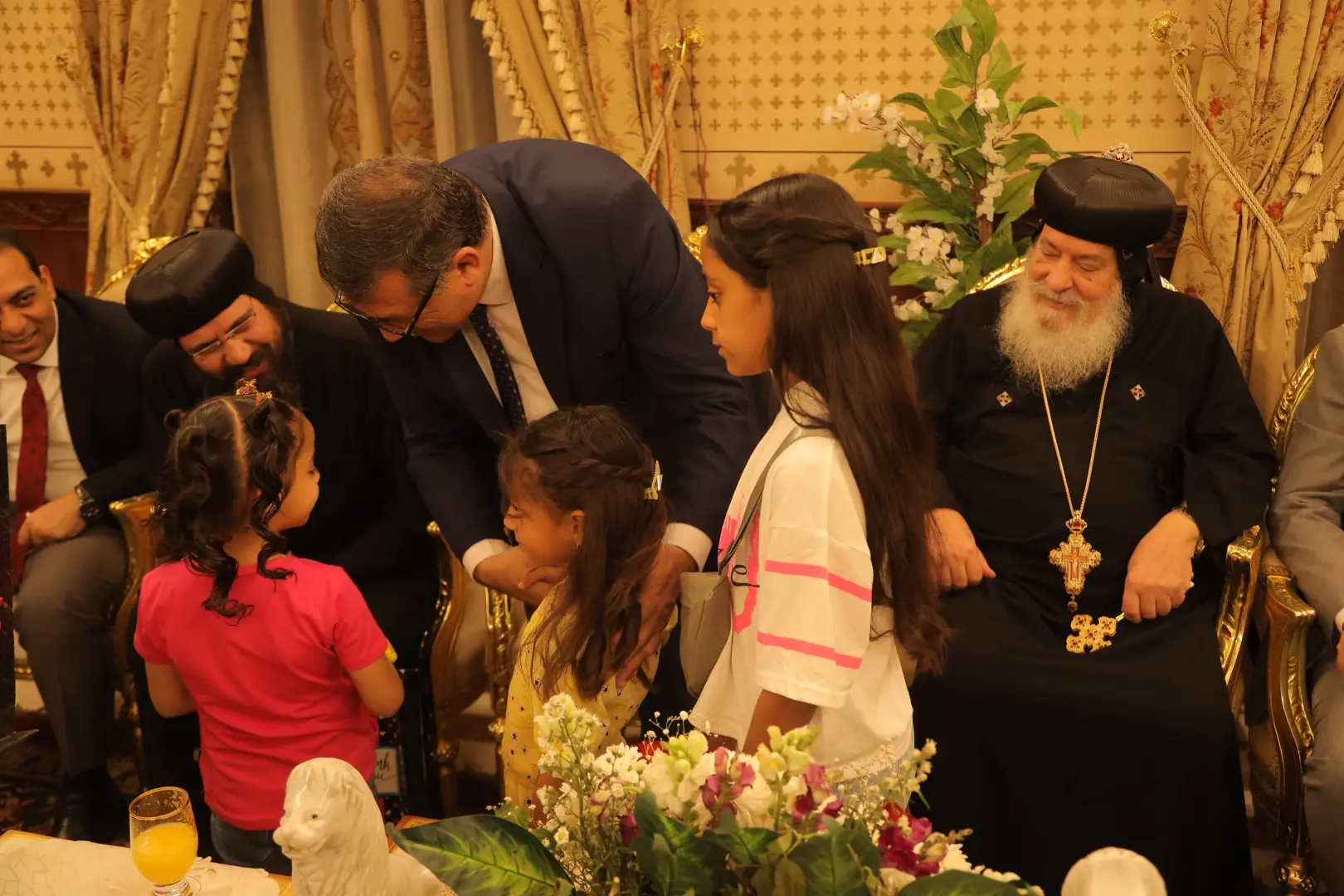 محافظ قنا ومدير الأمن يهنئان الأنبا شاروبيم بعيد القيامة بمطرانية قنا - 1000532319