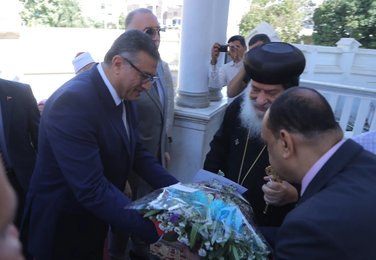 محافظ قنا ومدير الأمن يهنئان الأنبا شاروبيم بعيد القيامة بمطرانية قنا - 1000532322