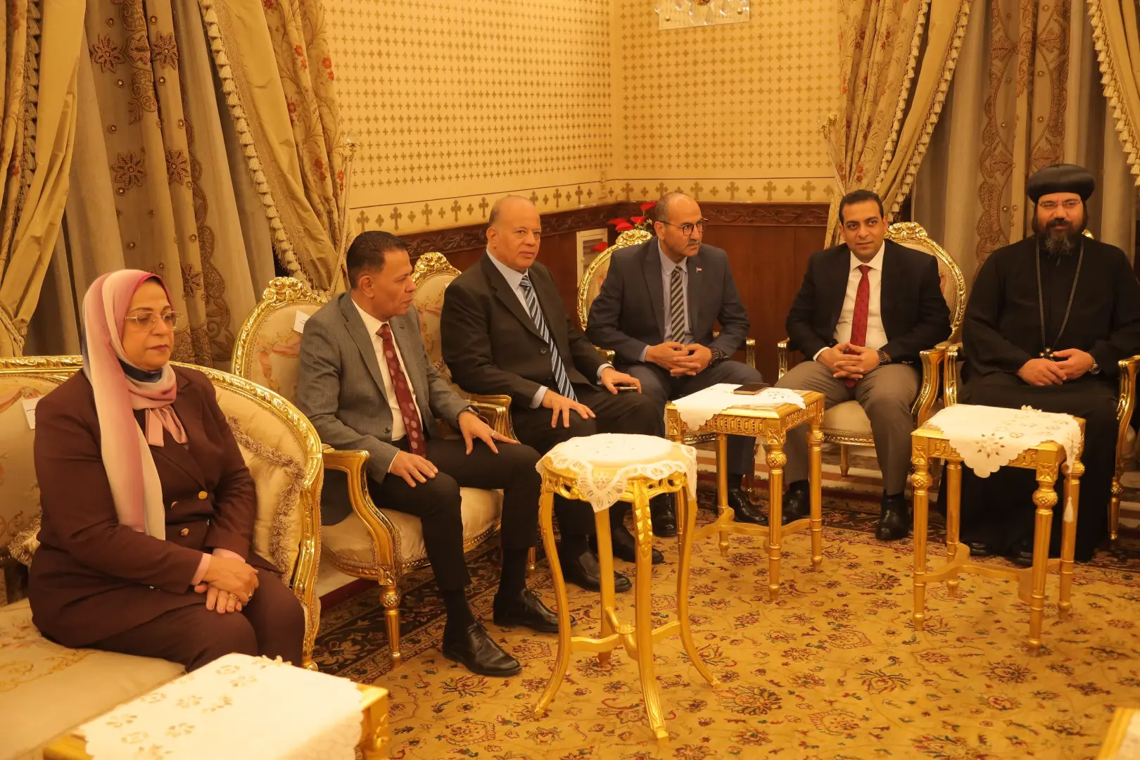 محافظ قنا ومدير الأمن يهنئان الأنبا شاروبيم بعيد القيامة بمطرانية قنا - 1000532323
