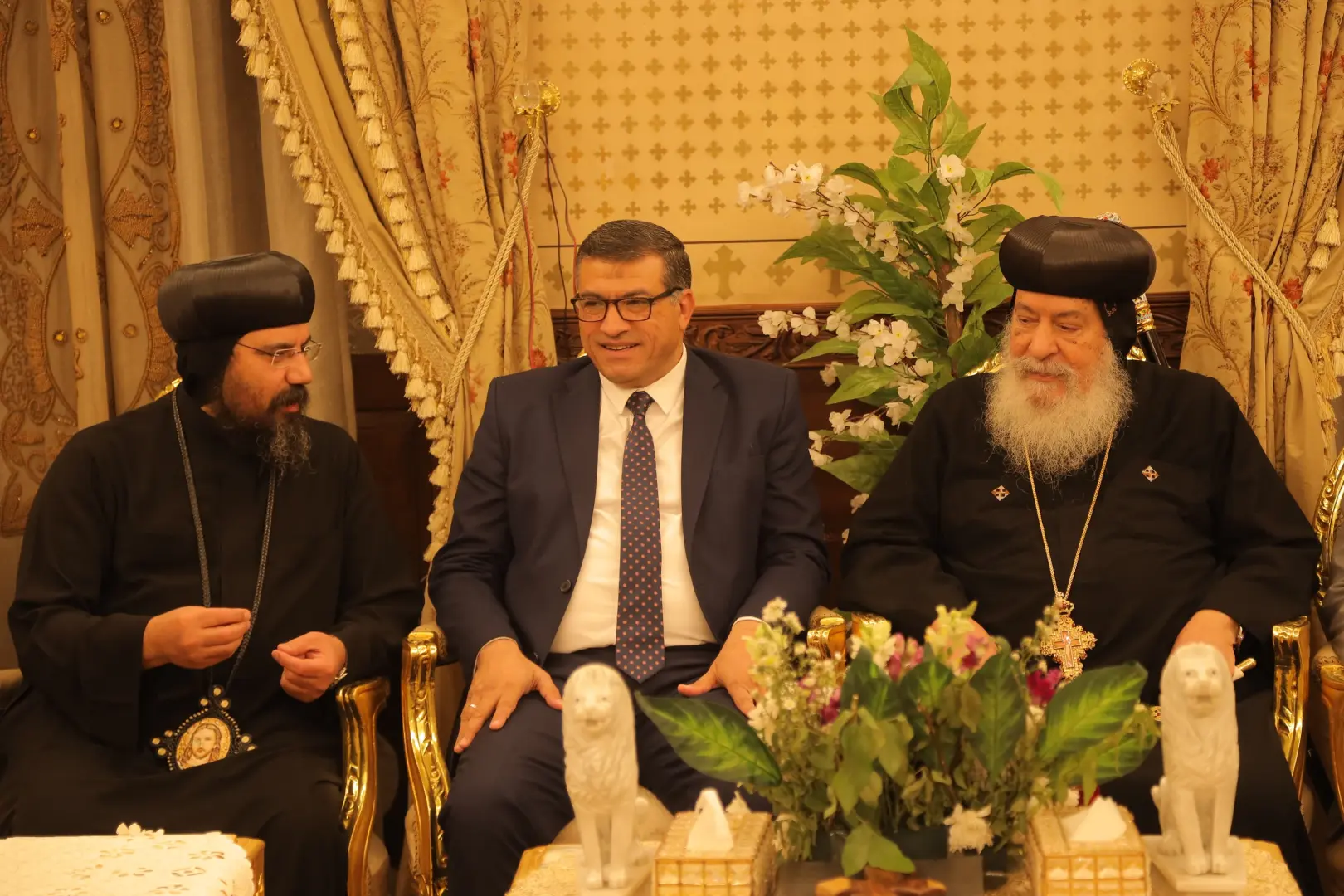 محافظ قنا ومدير الأمن يهنئان الأنبا شاروبيم بعيد القيامة المجيد