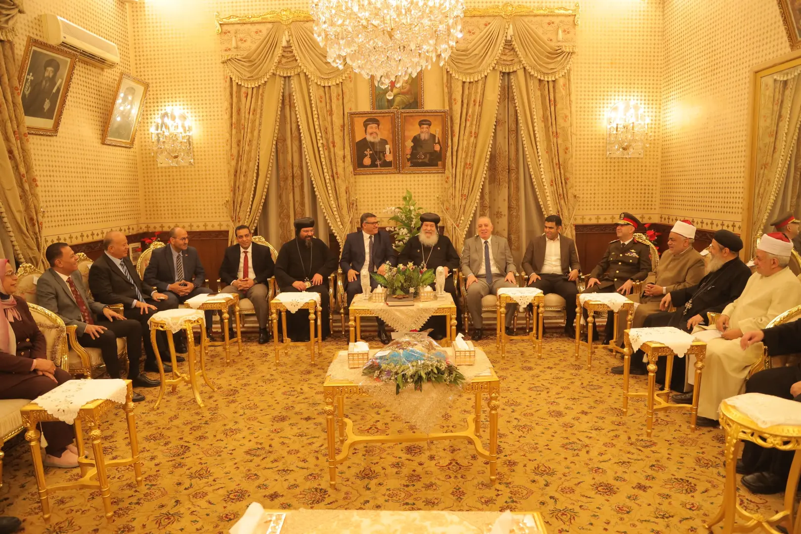 محافظ قنا ومدير الأمن يهنئان الأنبا شاروبيم بعيد القيامة بمطرانية قنا - 1000532326