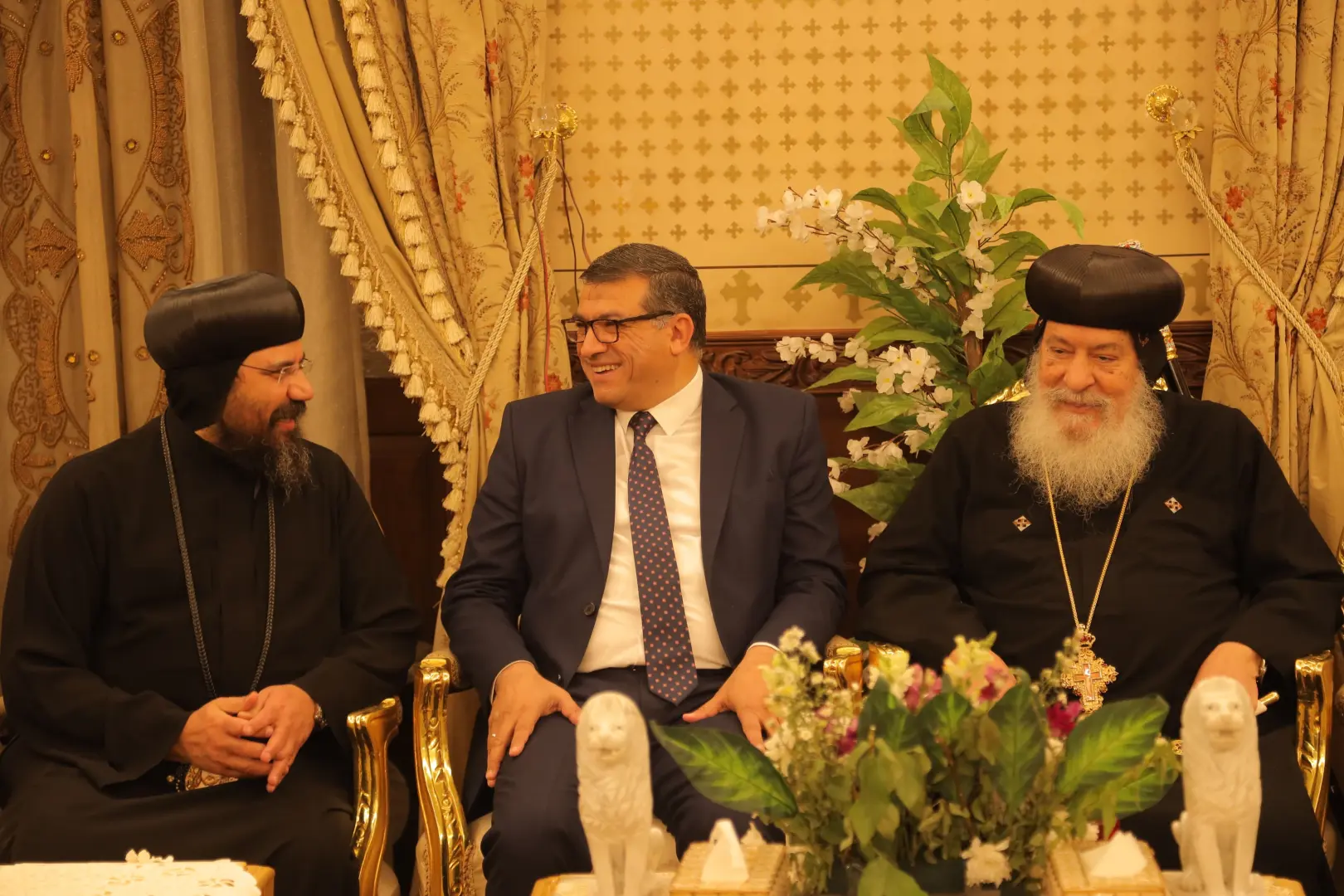 محافظ قنا ومدير الأمن يهنئان الأنبا شاروبيم بعيد القيامة بمطرانية قنا - 1000532327