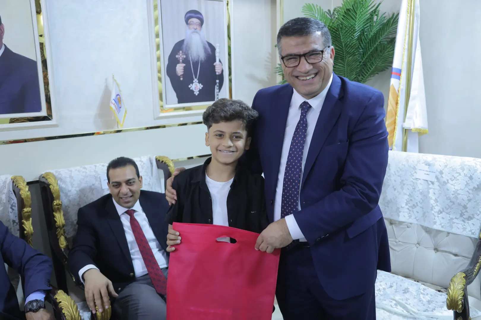 محافظ قنا ومدير الأمن يقدمان التهنئة للانبا تكلا مطران دشنا وتوابعها بمناسبة عيد القيامة المجيد - 1000532919