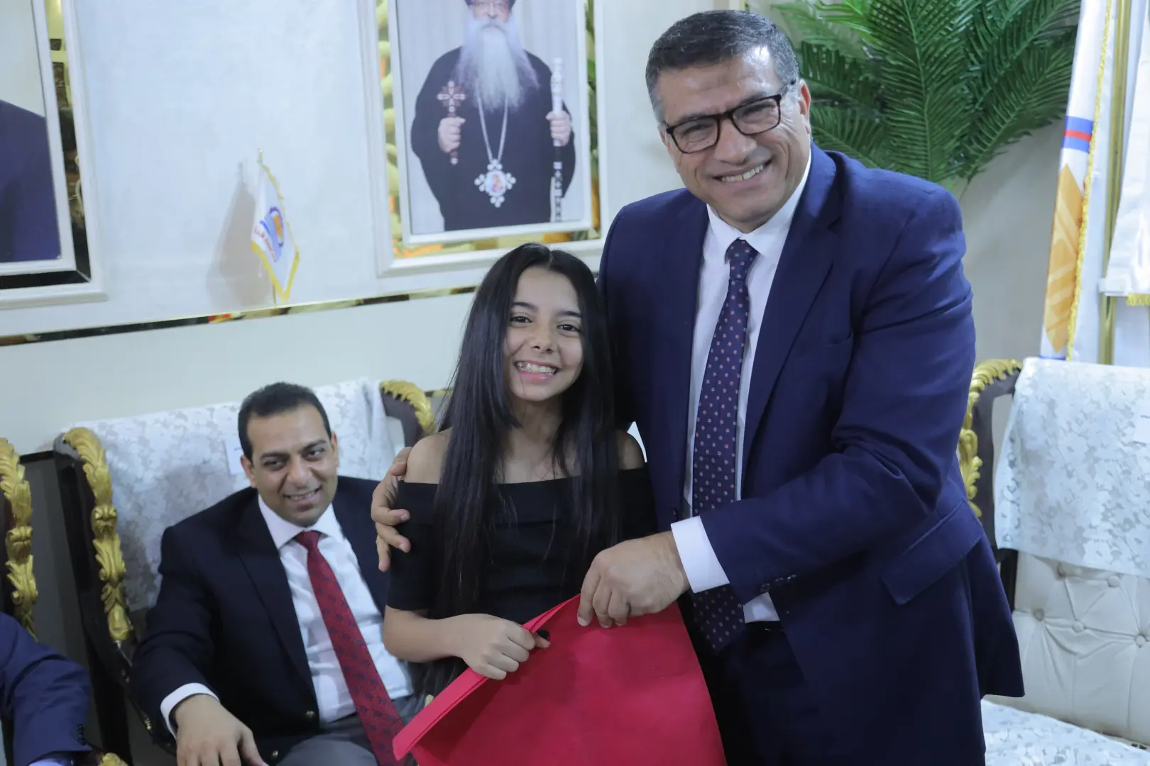 محافظ قنا ومدير الأمن يقدمان التهنئة للانبا تكلا مطران دشنا وتوابعها بمناسبة عيد القيامة المجيد - 1000532920
