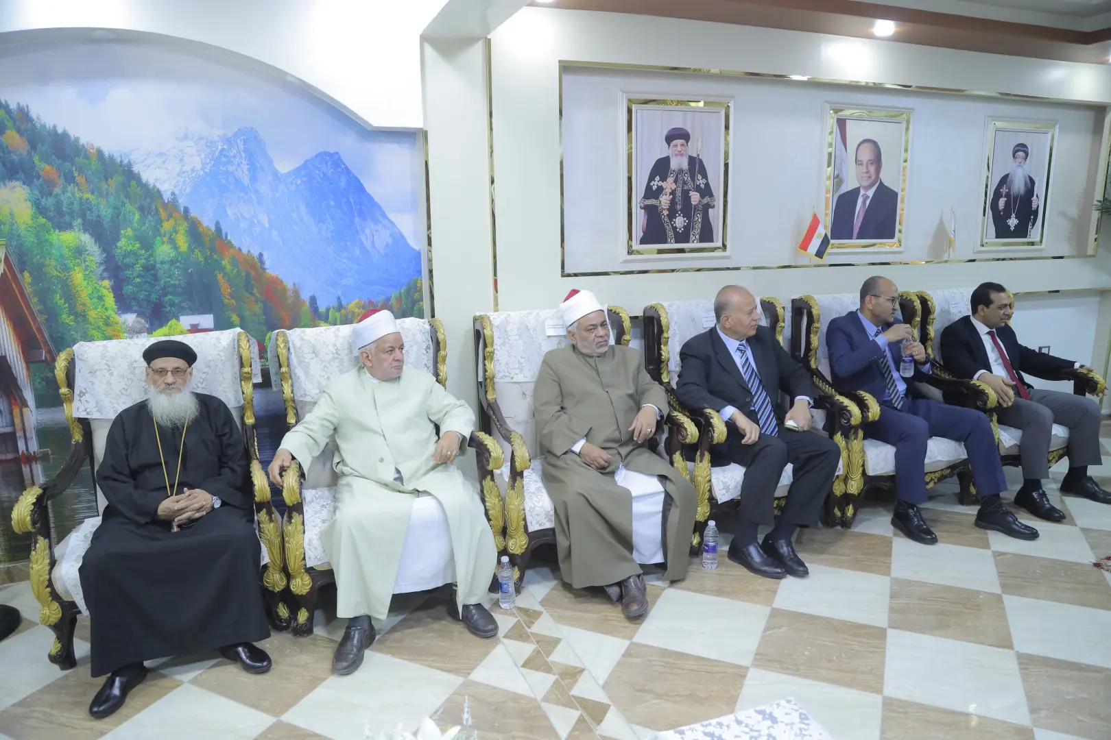 محافظ قنا ومدير الأمن يقدمان التهنئة للانبا تكلا مطران دشنا وتوابعها بمناسبة عيد القيامة المجيد - 1000532922